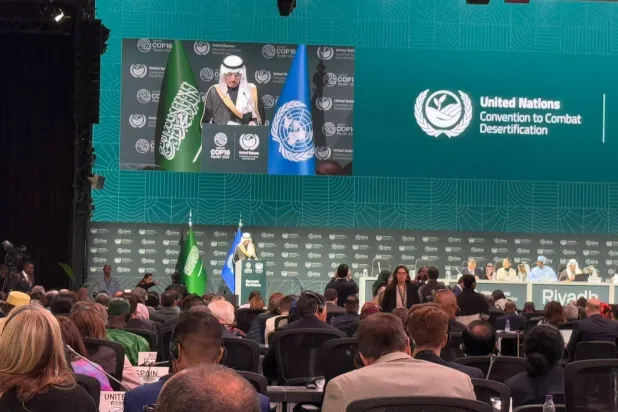 رئيس مجموعة البنك الإسلامي للتنمية متحدثاً للحضور في «كوب 16» بالرياض (الشرق الأوسط)