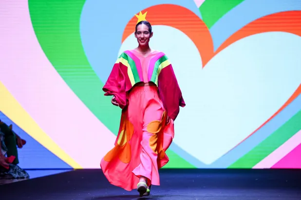 عارضة أزياء تعرض إبداعات المصممة الإسبانية أجاثا رويز دي لا برادا خلال  أسبوع كيتو للموضة (إ.ب.أ)