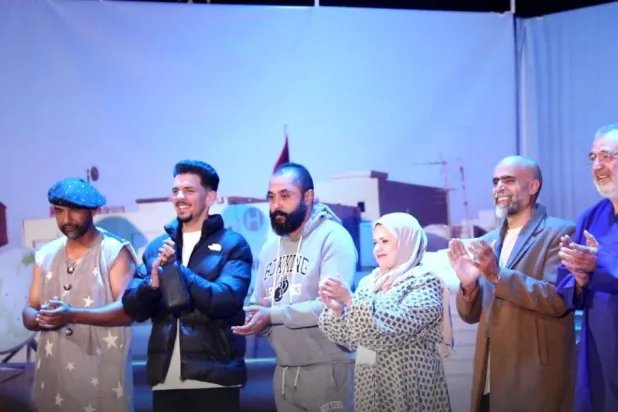أبطال أحد العروض المسرحية ضمن فعاليات مهرجان المسرح الكوميدي في بنغازي (وال)