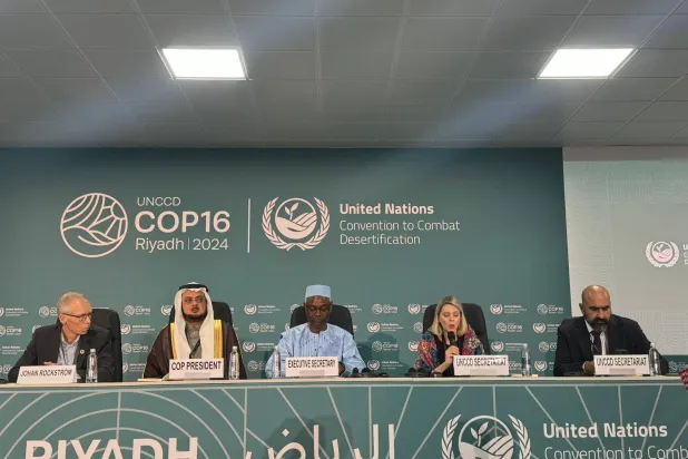 وكيل وزارة البيئة والمياه والزراعة السعودية د. أسامة فقيها مع عدد من المتحدثين (الشرق الأوسط)