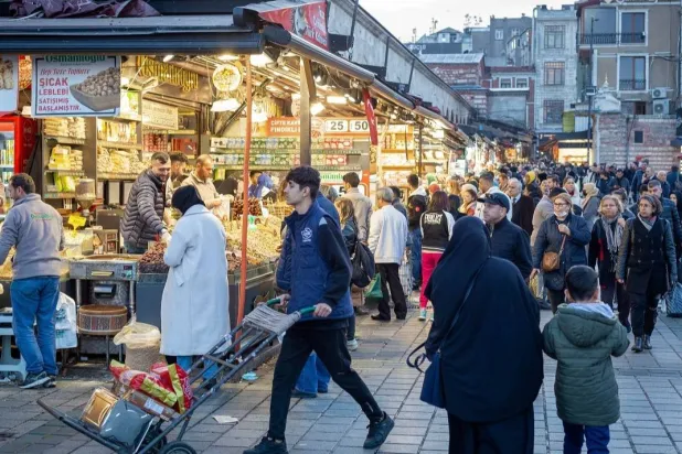 متسوقون في السوق المصرية بإسطنبول (إعلام تركي)