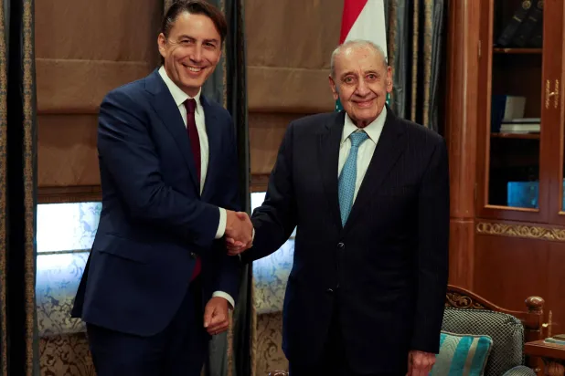 رئيس البرلمان اللبناني نبيه بري (يمين) يصافح المبعوث الأميركي آموس هوكستين في بيروت (رويترز)