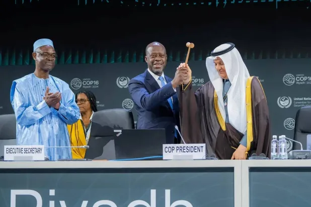 الوزير السعودي يتسلم رئاسة السعودية رسمياً لمؤتمر «كوب 16» في الرياض (الشرق الأوسط)