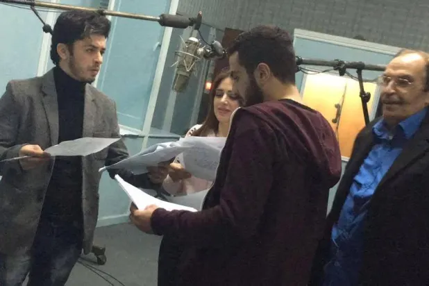 الفنان هيثم محمد والفنان الراحل عزت العلايلي من كواليس المسلسل الإذاعي «خيوط الشمس» (حساب هيثم على فيسبوك)