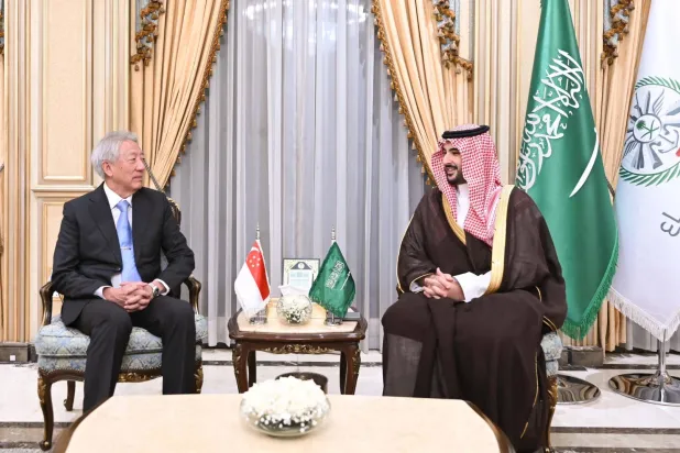 الأمير خالد بن سلمان خلال مباحثاته مع تيو تشي هين في الرياض (وزارة الدفاع السعودية)