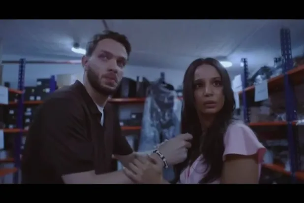 مريم الجندي في مشهد يجمعها بأحد أبطال المسلسل (لقطة من برومو العمل)
