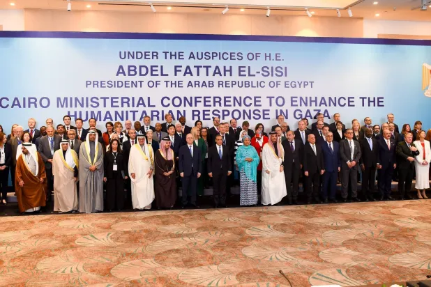 صورة جماعية للمشاركين في مؤتمر القاهرة الوزاري لتعزيز الاستجابة الإنسانية بغزة (الخارجية المصرية)