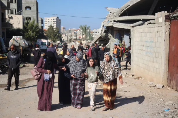 فلسطينيات في مخيم البريج بوسط قطاع غزة الاثنين (أ.ف.ب)