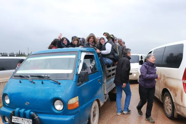 SDG ile Türkiye destekli muhalif gruplar arasında varılan anlaşmanın ardından Halep'ten Rakka'ya giden Kürtler (Şarku’l Avsat)