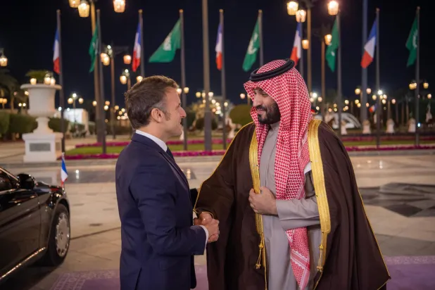 ولي العهد السعودي الأمير محمد بن سلمان خلال جلسة مباحثات مع الرئيس الفرنسي إيمانويل ماكرون يوم الاثنين في الرياض (واس)