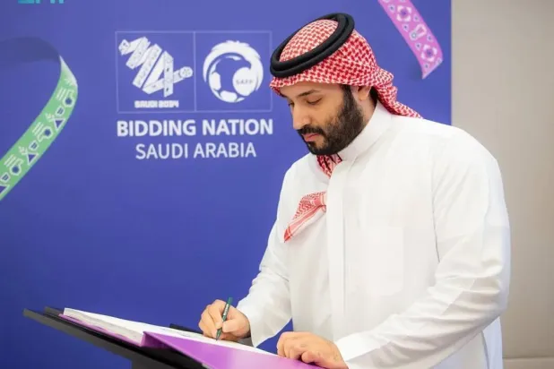 ولي العهد السعودي لحظة الإعلان الرسمي عن ترشح المملكة لاستضافة المونديال (واس)