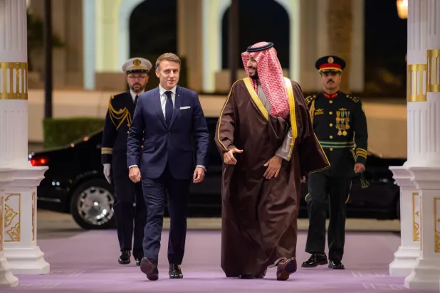 ولي العهد الأمير محمد بن سلمان مستقبِلاً الرئيس إيمانويل ماكرون يوم الاثنين في الرياض (واس)