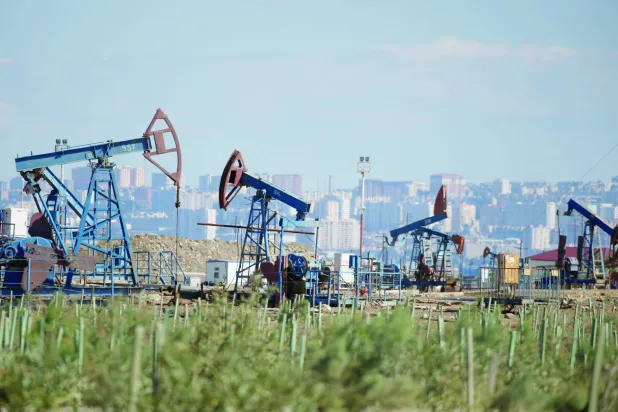 مضخات تعمل بحقل نفط على شواطئ بحر قزوين في باكو بأذربيجان (رويترز)