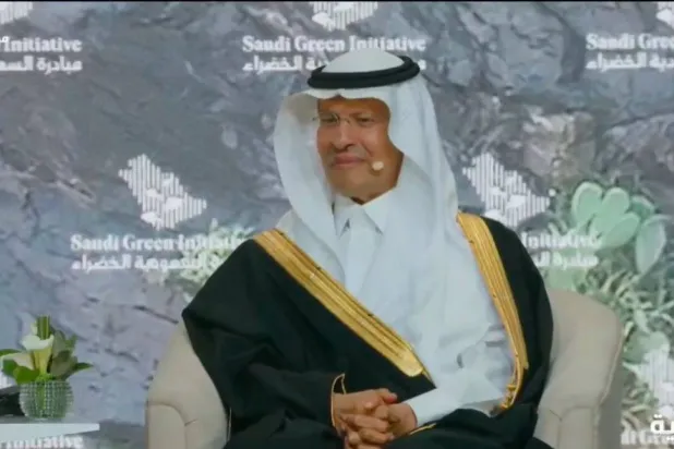 وزير الطاقة السعودي متحدثاً في جلسة افتتاح منتدى «مبادرة السعودية الخضراء» (الشرق الأوسط)