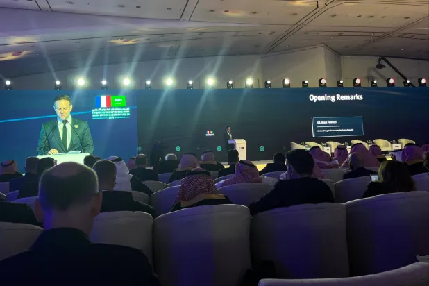 مندوب وزير الصناعة الفرنسي مارك فيراتشي متحدثاً خلال انطلاق المنتدى الاستثماري السعودي الفرنسي (الشرق الأوسط)
