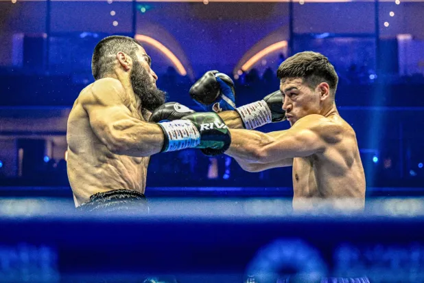 تتصدر الأمسية مواجهة ملحمية على لقب بطولة العالم الموحدة للوزن الثقيل الخفيف مرة أخرى (واس)