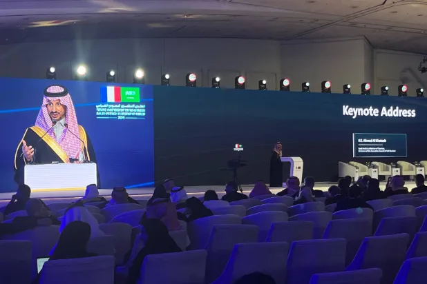 أحمد الخطيب متحدثاً للحضور في المنتدى الاستثماري السعودي - الفرنسي بالرياض (الشرق الأوسط)