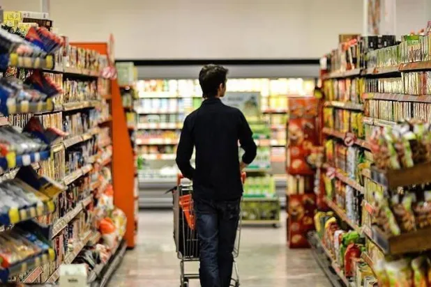 متسوق يطالع الأسعار على الأرفف بأحد محال السوبر ماركت في إسطنبول (إعلام تركي)