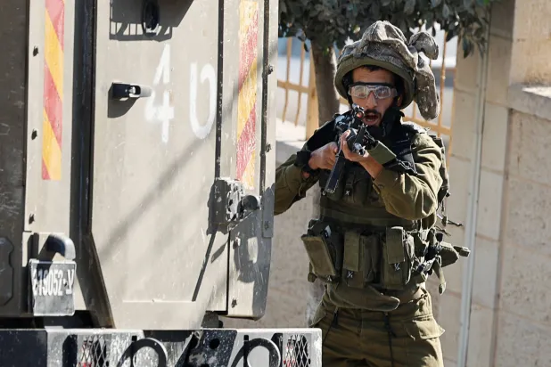جندي إسرائيلي يحمل بندقية بالقرب من مستشفى في طوباس بالضفة الغربية المحتلة 3 ديسمبر 2024 (رويترز)