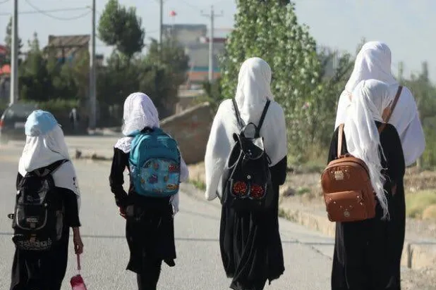 فتيات أفغانيات في الطريق إلى المدرسة في كابل (متداولة)