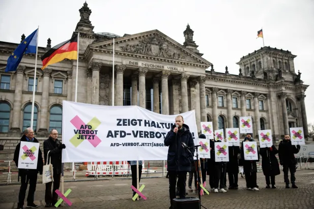 ناشطون ضد اليمين المتطرف يتظاهرون أمام البوندستاغ ويدعون لتسريع خطوات حظر «البديل من أجل ألمانيا» (إ.ب.أ)