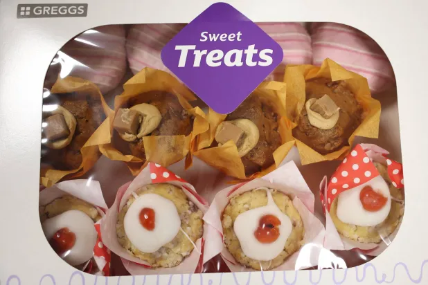 صندوق من الكعك والكعك المحلى من إنتاج شركة «غريغز سويت تريتس» في نيوكاسل أبون تاين - بريطانيا (رويترز)