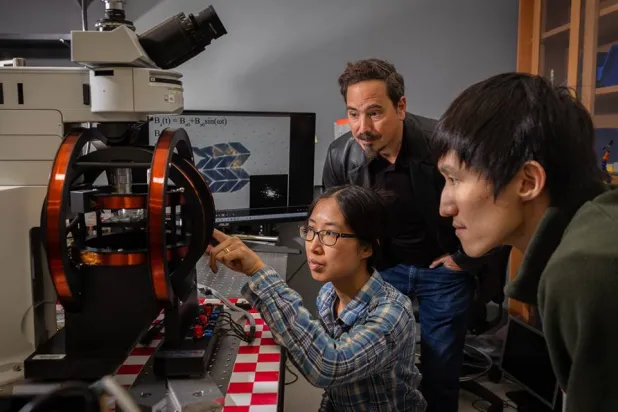 الفريق البحثي بجامعة كورنيل الأميركية يراقب نتائج أصغر روبوت متحرك في العالم (جامعة كورنيل)