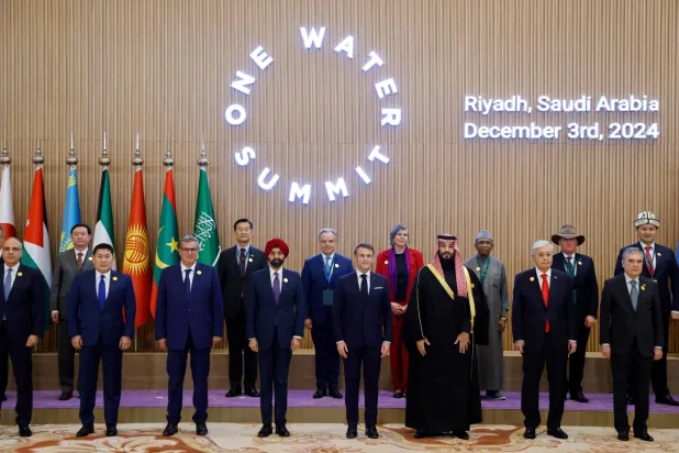 ولي العهد السعودي الأمير محمد بن سلمان يقف مع الرئيس الفرنسي إيمانويل ماكرون ورؤساء الدول الأخرى المشاركين بقمة «مياه واحدة» في الرياض لالتقاط صورة جماعية (أ.ف.ب)