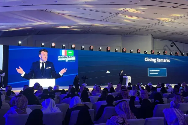 إيمانويل ماكرون يتحدث إلى الحضور خلال منتدى الاستثمار السعودي - الفرنسي بالرياض (الشرق الأوسط)