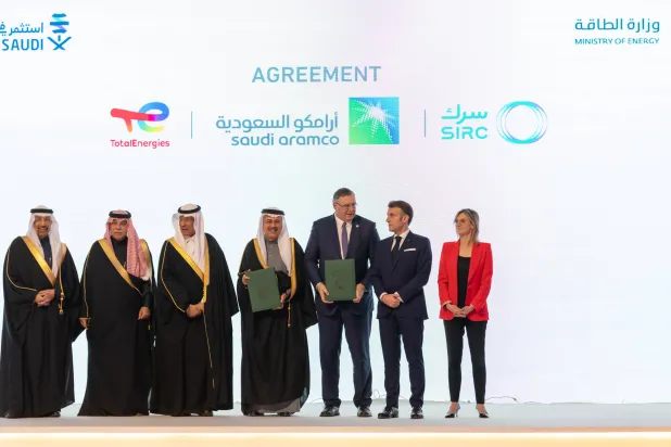 جانب من توقيع الاتفاقية بين الشركات الثلاث بالتزامن مع زيارة الرئيس الفرنسي (أرامكو)