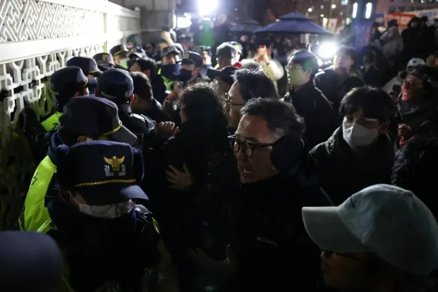 Protestocular Güney Kore'nin başkenti Seul'deki parlamento binasına girmeye çalışıyor (Reuters)