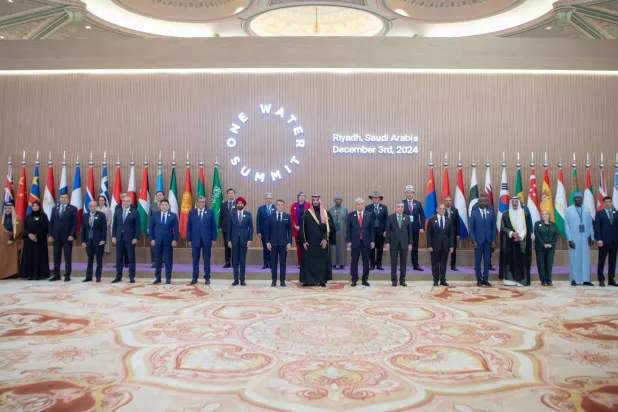 ولي العهد السعودي يتوسط القادة والوزراء المشاركين في افتتاح قمة «مياه واحدة» أمس في الرياض (واس) 