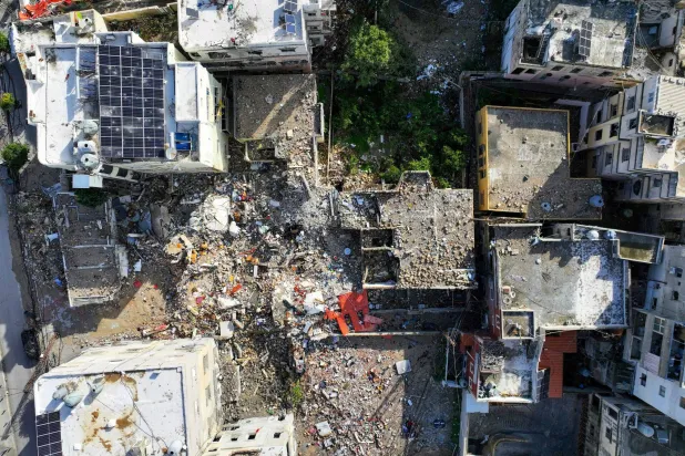 صورة جوية لمدينة صور وما أصابها من دمار بعد يوم واحد من سريان اتفاق وقف إطلاق النار (أ.ف.ب)