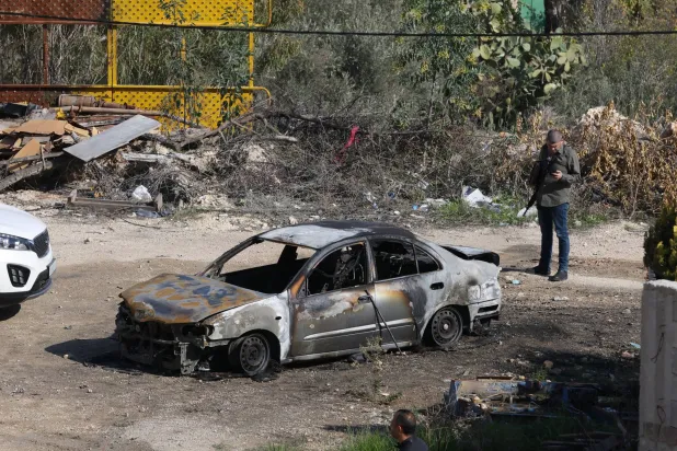 سيارة محترقة في قرية حوارة بالقرب من مدينة نابلس بالضفة الغربية بعد هجوم مستوطنين إسرائيليين الأربعاء