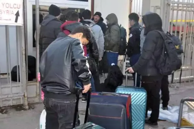 أعداد من السوريين يغادرون إلى حلب من بوابة باب الهوى (جيلفا غوزو) على الحدود مع سوريا (إعلام تركي)