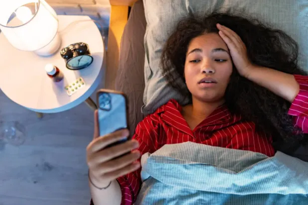 قضاء ساعات طويلة في تصفح الإنترنت قد يصيبك بـ«تعفن الدماغ» (رويترز)