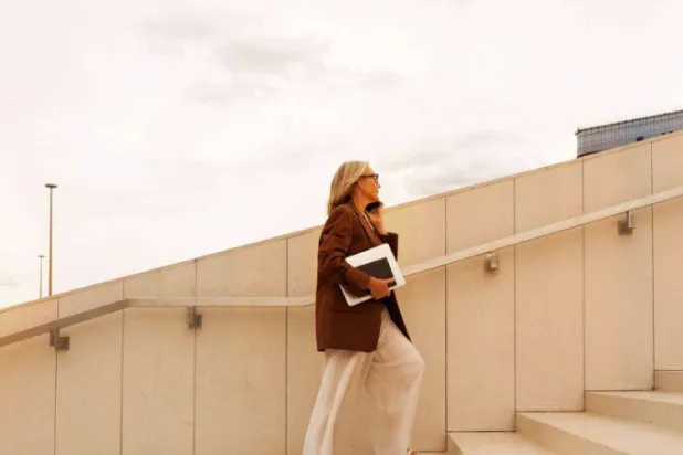 الأنشطة الروتينية عالية الكثافة مثل صعود السلالم تقلل من خطر إصابة النساء بالنوبات القلبية إلى النصف (رويترز)