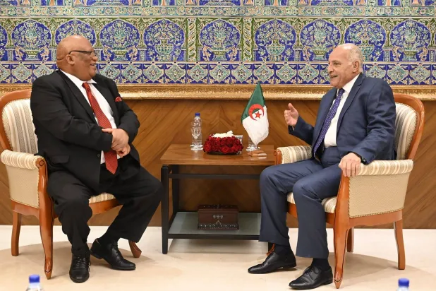 وزير خارجية الجزائر مستقبلاً سفير جنوب أفريقيا لدى الجزائر (الخارجية)