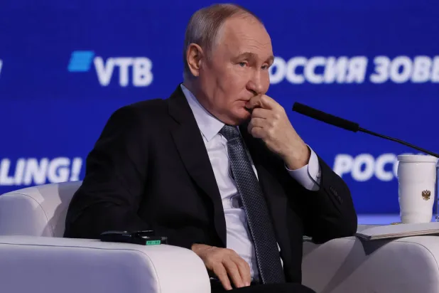 الرئيس الروسي فلاديمير بوتين يحضر جلسة عامة في منتدى «في تي بي» للاستثمار في موسكو (رويترز)