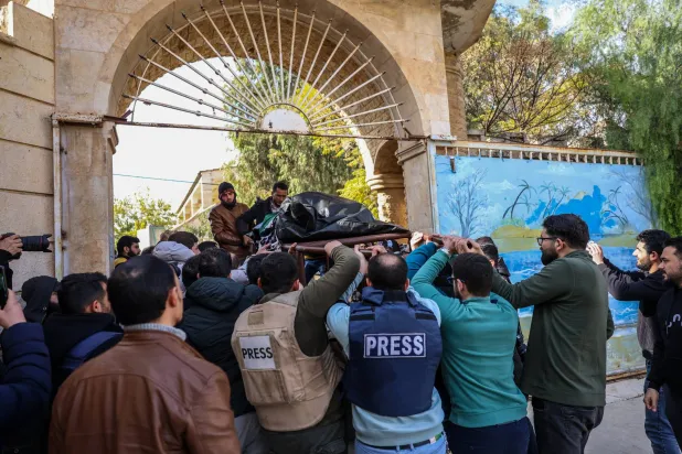 جثمان المصور الصحفي السوري أنس الخربوطلي خلال جنازته في إدلب بعد مقتله بغارة جوية على مدينة مورك بريف حماة (إ.ب.أ)