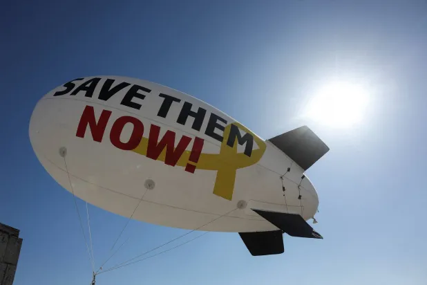 بالون كبير دعماً للأسرى الإسرائيليين لدى حركة «حماس» كُتب عليه «أنقذوهم الآن»