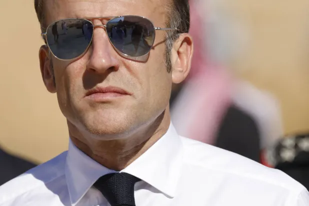 الرئيس إيمانويل ماكرون خلال زيارته الأربعاء إلى موقع العلا الذي تساهم هيئة فرنسية في تطويره (أ.ف.ب)