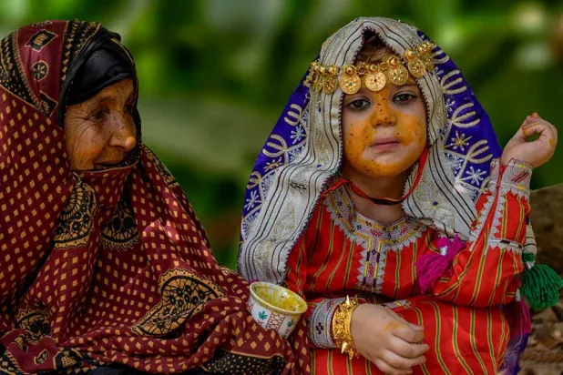 الحنة ترمز إلى دورة حياة الفرد منذ ولادته وحتى وفاته (الفنان العماني سالم سلطان عامر الحجري)