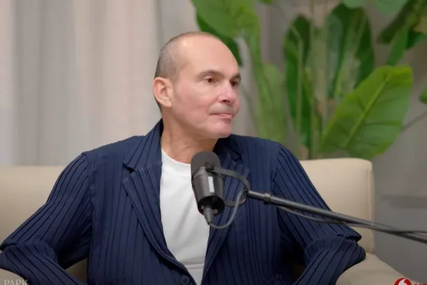 رجل الأعمال في أثناء حديثه بالبودكاست (يوتيوب)