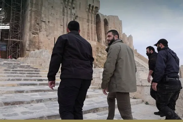 من صور متداولة لزيارة زعيم «هيئة تحرير الشام» لقلعة حلب