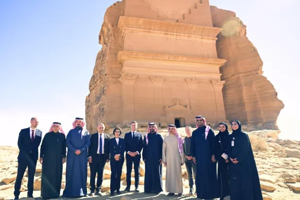 الرئيس الفرنسي لدى زيارته المعالم الأثرية في العُلا رفقة مسؤولين من البلدين أمس (واس)