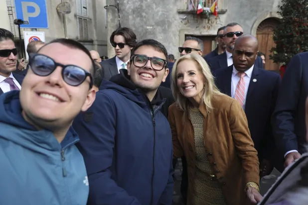 السيدة الأولى الأميركية جيل بايدن تلتقط صورة أثناء زيارتها لكاتانيا بإيطاليا (أ.ب)