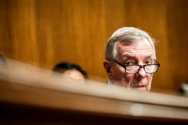 «لقد مات عدد كبير للغاية من أفراد العائلات وهم ينتظرون بدء المحاكمة العسكرية في غوانتانامو... ناهيك عن تحقيق العدالة»... هذا ما كتبه السيناتور ريتشارد جيه دوربين الديمقراطي من إلينوي ورئيس لجنة القضاء في رسالة (نيويورك تايمز)