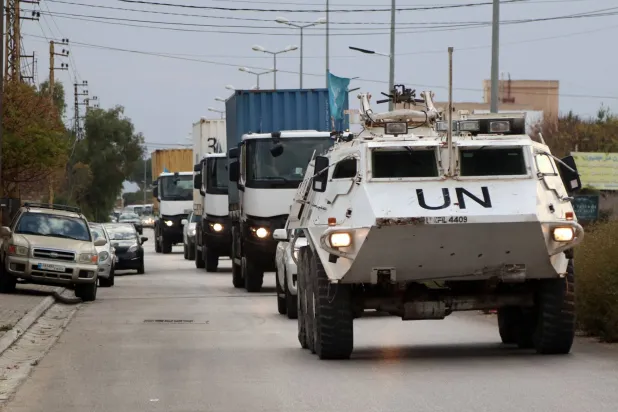 قافلة تابعة للقوة المؤقتة للأمم المتحدة في لبنان «اليونيفيل» تعبر منطقة مرجعيون في جنوب لبنان (أ.ف.ب)