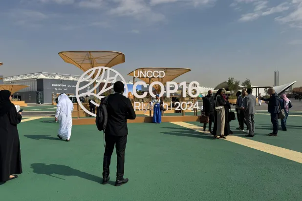 زوار يتجولون في مؤتمر الأطراف لاتفاقية الأمم المتحدة لمكافحة التصحر «كوب 16» (الشرق الأوسط)